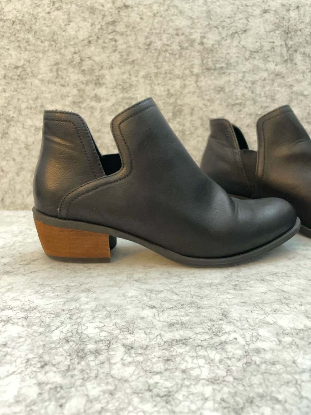 b.o.c. Born Concept Black V-Notch Block Heel Ankle Booties - Picture 2 of 10